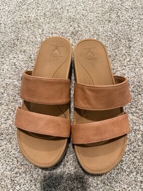 Comfort Slide Sandals in Tan by